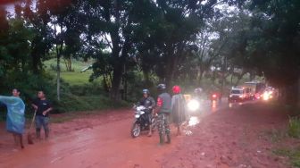 Jalur Alternatif Jonggol - Cianjur Macet Akibat Terendam Banjir Lumpur