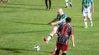 Presiden Induk Asosiasi Sepak Bola Dunia (FIFA) Gianni Infantino (kiri) menendang bola saat bermain sepak bola dengan staf PSSI di Stadion Madya, Kompleks Gelora Bung Karno, Senayan, Jakarta, Selasa (18/10/2022). [ANTARA FOTO/M Risyal Hidayat/nym]