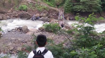 Diterjang Banjir Bandang, Potret Miris Ratusan Pelajar di Cianjur Yang Terpaksa Lalui Jembatan Darurat