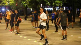 Sejumlah peserta saat mengikuti kegiatan pelatihan lari bertajuk UA Run Crew di Plaza Timur Gelora Bung Karno, Senayan, Jakarta Pusat, Selasa (18/10/2022). [Suara.com/Alfian Winanto]