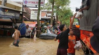 Banjir Air Bah Mengalir dari Trenggalek ke Tulungagung