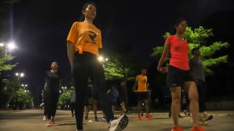 Sejumlah peserta saat mengikuti kegiatan pelatihan lari bertajuk UA Run Crew di Plaza Timur Gelora Bung Karno, Senayan, Jakarta Pusat, Selasa (18/10/2022). [Suara.com/Alfian Winanto]