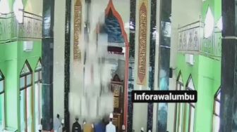 Momen Detik-detik Lampu Gantung di Masjid Rawalumbu Bekasi Jatuh Tepat di Belakang Jemaah Salat