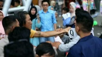 Viral Fotografer Berkelahi di Acara Wisuda Kampus UNM Makassar, Diduga Ada Dendam Lama dan Saling Rebutan Wisudawan