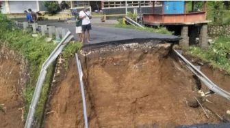 Aliran Air Bersih PDAM di Tabanan Diterjang Lumpur Dan Sampah Kiriman