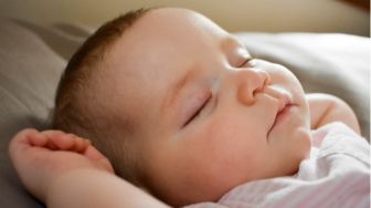 Bayi Rewel Saat Tidur Malam, Apa Bisa karena Ruam Popok?