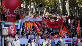 Para pengunjuk rasa berbaris saat menggelar aksi demonstrasi di Toulouse, Prancis, Selasa (18/10/2022). [Valentine CHAPUIS / AFP]