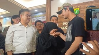 Lesti Kejora Cium Tangan Rizky Billar Usai Mengaku Dicekik, Dibanting Sampai Dirawat di RS