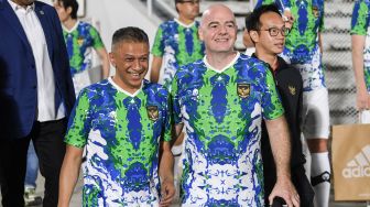 Presiden Induk Asosiasi Sepak Bola Dunia (FIFA) Gianni Infantino (kanan) berjalan dengan Wakil Ketua Umum PSSI Iwan Budianto (kiri) saat akan bermain sepak bola dengan staf PSSI di Stadion Madya, Kompleks Gelora Bung Karno, Senayan, Jakarta, Selasa (18/10/2022). [ANTARA FOTO/M Risyal Hidayat/nym]