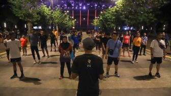 Sejumlah peserta saat mengikuti kegiatan pelatihan lari bertajuk UA Run Crew di Plaza Timur Gelora Bung Karno, Senayan, Jakarta Pusat, Selasa (18/10/2022). [Suara.com/Alfian Winanto]