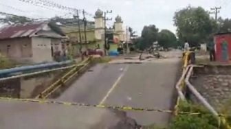 Jembatan Rampoang Kota Palopo Ambruk Akibat Air Sungai Pikun Meluap