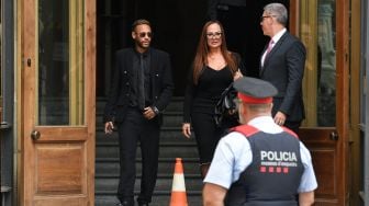 Pesepak bola Paris Saint-Germain Neymar (tengah) pergi bersama ibunya Nadine Goncalves da Silva Santos (kanan) menghadiri sidang di gedung pengadilan di Barcelona, Spanyol, Senin (17/10/2022). [Pau BARRENA / AFP]