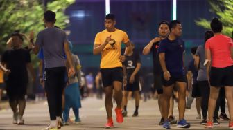 Sejumlah peserta saat mengikuti kegiatan pelatihan lari bertajuk UA Run Crew di Plaza Timur Gelora Bung Karno, Senayan, Jakarta Pusat, Selasa (18/10/2022). [Suara.com/Alfian Winanto]