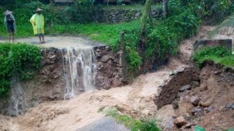 Diguyur Hujan Gedung PAUD dan Jembatan Poros Desa di Cilangkob Lebak Ambruk