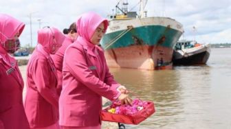 Kenang Jasa Pahlawan, Bhayangkari Asmat Tabur Bunga di Pelabuhan Baru Agats