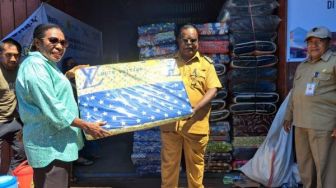 Peduli Korban Kebakaran, Istri Bupati Asmat Beri Bantuan 94 Kasur