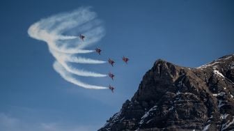 Pasukan Patroli Udara Swiss tampil dalam acara tahunan AXALP 2022 di Bernese Oberland, Swiss, Rabu (19/10/2022). [Fabrice COFFRINI / AFP]
