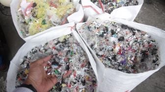 Sampah plastik yang akan dijadikan bensin di IPST Asari, Kotabumi Kecamatan Purwakarta, Kota Cilegon, Banten, Rabu (19/10). [Suara.com/Oke Atmaja]. 