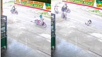 Tiba-Tiba Jatuh dari Sepeda Motor, Cewek Ini Malah Tertunduk Malu di Tengah Jalan