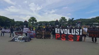 Aremania Demo di Depan Gedung DPRD Kota Malang, Ada Spanduk Revolusi PSSI
