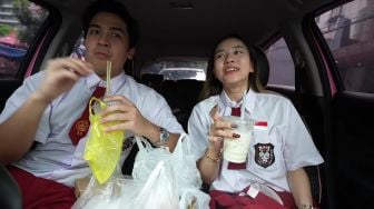 Jerome Polin dan Jessica Jane Borong Makanan Kaki Lima Dengan Uang 100 Ribu, Dapat Apa Aja?