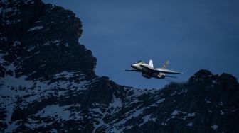 Pesawat McDonnell Douglas F/A-18 Hornet dari Angkatan Udara Swiss tampil dalam acara tahunan AXALP 2022 di di Bernese Oberland, Swiss, Rabu (19/10/2022). [Fabrice COFFRINI / AFP]