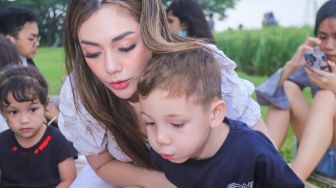 Viral Celine Evangelista Nyosor ke Suami Ayu Dewi, Netizen Geram: Nawarin Diri