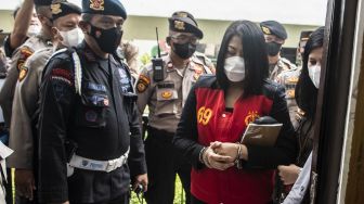 Terdakwa Putri Candrawathi (kanan) menjalani kasus pembunuhan berencana Brigadir J alias Nopriansyah Yosua Hutabarat di Pengadilan Negeri Jakarta Selatan, Kamis (20/10/2022). [ANTARA FOTO/Muhammad Adimaja/rwa].