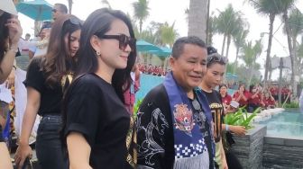 Hotman Paris Rayakan Ultah di Altas Beach Fest, Sesumbar Akan Beli Tanah Lagi