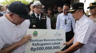 Gubernur Ridwan Kamil Kunjungi Warga Terdampak Banjir di Desa Cimancak dan Serahkan Bantuan