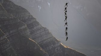 Prajurit Komando Pasukan Khusus Swiss melakukan atraksi terjun payung saat tampil dalam acara tahunan AXALP 2022 di Bernese Oberland, Swiss, Rabu (19/10/2022). [Fabrice COFFRINI / AFP]