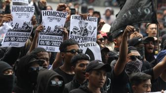 Aremania Demo Usut Tuntas Tragedi Kanjuruhan di Malang