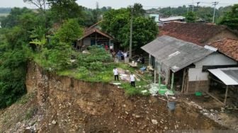 Warga Cibarusah Dievakuasi Untuk Mencegah Dampak Longsor Sungai Cipamingkis