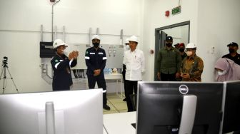 Presiden Joko Widodo atau Jokowi meninjau proyek smelter yang dikerjakan oleh PT Timah Tbk di Kepulauan Bangka Belitung, Kamis (20/10/2022). [Foto: Rusman - Biro Pers Sekretariat Presiden]