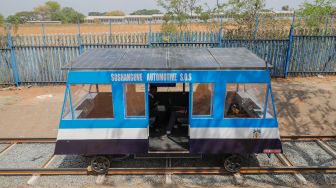 Penampakan kereta bertenaga surya yang dibuat oleh Siswa sekolah menengah teknik Soshanguve di kotapraja Soshanguve, Pretoria, Afrika Selatan, Selasa (20/10/2022). [Phill Magakoe / AFP]