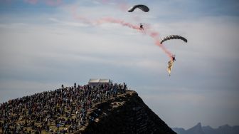 Pasukan terjun payung dari Angkatan Udara Swiss tampil dalam acara tahunan AXALP 2022 di Bernese Oberland, Swiss, Rabu (19/10/2022). [Fabrice COFFRINI / AFP]