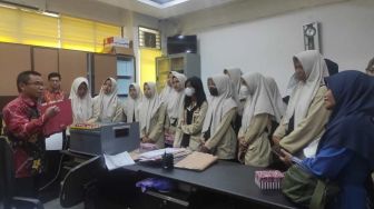 Pelajar SMKN 3 Banjarmasin ke Depo Arsip Kalsel Belajar Pengelolaan Arsip