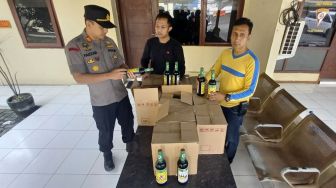 Polsek Pulomerak Amankan Ratusan Botol Miras dari Warung Sembako