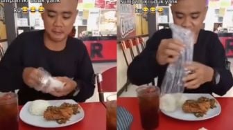 Bungkus Pakai Plastik, Pria Ini Makan di Restoran Cepat Saji Bawa Nasi Sendiri