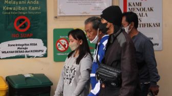 Sejumlah keluarga dari almarhum Reivano Dwi Afriansyah berjalan menuju Kamar Jenazah Rumah Sakit Syaiful Anwar (RSSA) Malang, Jawa Timur, Jumat (21/10/2022). [ANTARA FOTO/Ari Bowo Sucipto/hp].