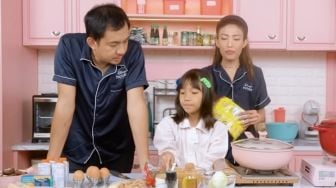 Malas Menanggapi Isu Perselingkuhan, Intip 7 Momen Mesra Ayu Dewi dan Regi Datau Masak Bareng Anak