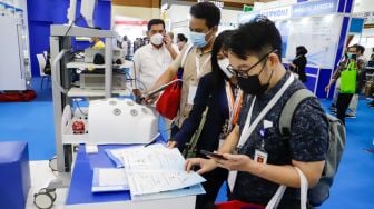 Pengunjung melihat produk peralatan kesehatan pada The 34th Indonesia Hospital Expo di Jakarta Convention Center (JCC), Senayan, Jakarta Pusat, Jumat (21/10/2022). [Suara.com/Alfian Winanto]