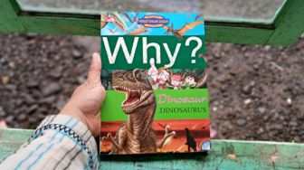 Bertualang ke Lorong Waktu: Ulasan Buku Why? Dinosaurus