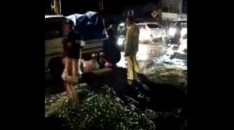 Jalur Bandung-Garut Semalam Terendam Banjir, Polisi dan Petugas Gabungan Lakukan Pengamanan Arus Lalu-Lintas