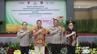 DNR Corporation dan Rama Hibahkan 500.000 Ampul Ramvit-C 500 ke Polri