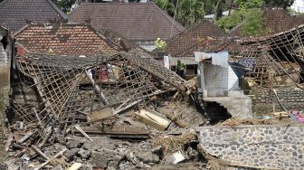 Warga beraktivitas di dekat rumahnya yang rusak pascabanjir bandang di lingkungan Bilukpoh, Kelurahan Tegal Cangkring, Jembrana, Bali, Jumat (21/10/2022). [ANTARA FOTO/Nyoman Hendra Wibowo/nz]