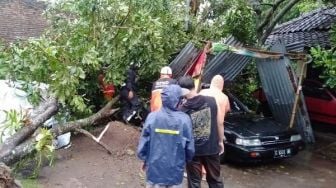 Angin Ribut Porak-porandakan Tasikmadu Karanganyar, Sejumlah Rumah Warga Rusak