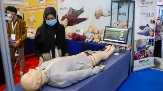 Pengunjung melihat produk peralatan kesehatan pada The 34th Indonesia Hospital Expo di Jakarta Convention Center (JCC), Senayan, Jakarta Pusat, Jumat (21/10/2022). [Suara.com/Alfian Winanto]