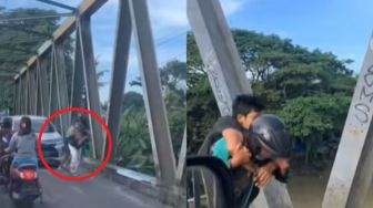 Driver Ojol Superhero Bantu Gendong Seorang Pria Pingsan hingga Ujung Jembatan, Warganet Salut: Panjang Usia Pak