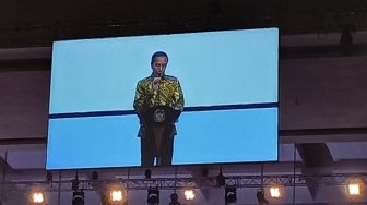 Pangling Lihat Luhut di Acara HUT ke-58 Golkar, Jokowi: Biasanya Pakai Batik, Ini Jas Kuning